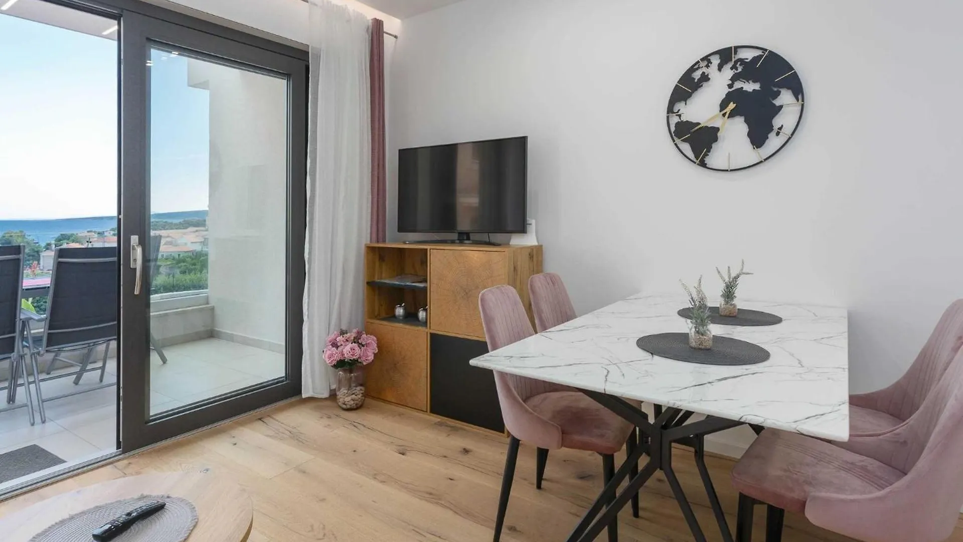 Luxury Beachfront Krk Apartments With Terrace - One Bedroom Apartment With Terrace كرك 0*,